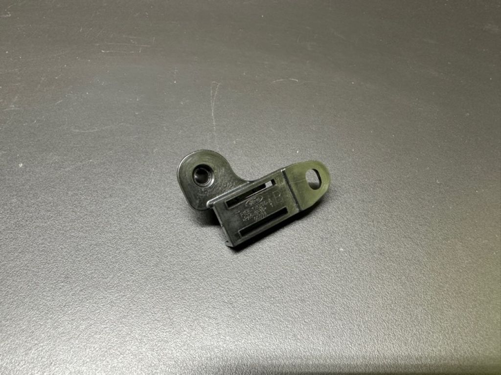 F1EZ-17C97-2A | Кронштейн переднего бампера прав. FORD FOCUS 10-18 - Фото 2