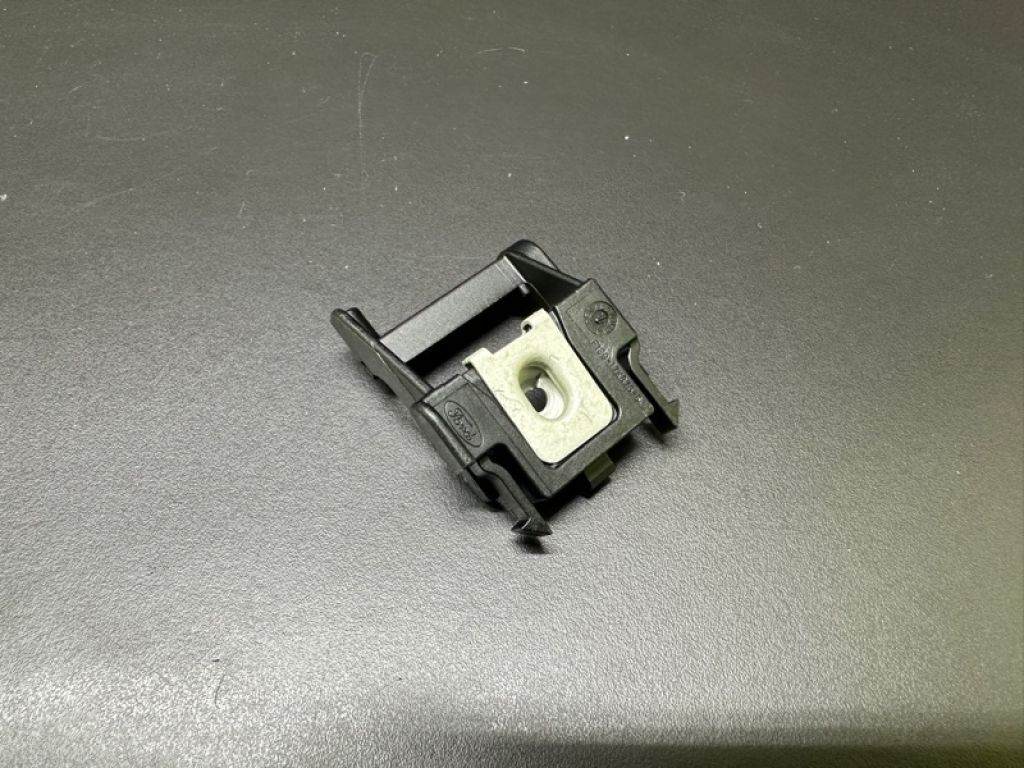 F1EZ-17C973-A | Кронштейн переднего бампера FORD FOCUS 10-18