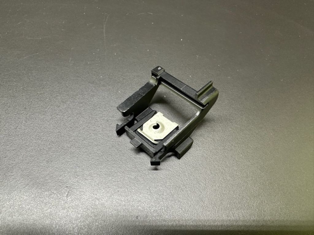 F1EZ-17C973-A | Кронштейн переднего бампера FORD FOCUS 10-18 - Фото 2