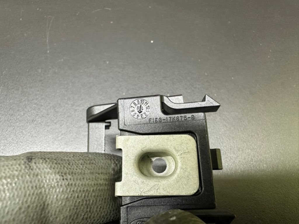 F1EZ-17C973-A | Кронштейн переднего бампера FORD FOCUS 10-18 - Фото 4