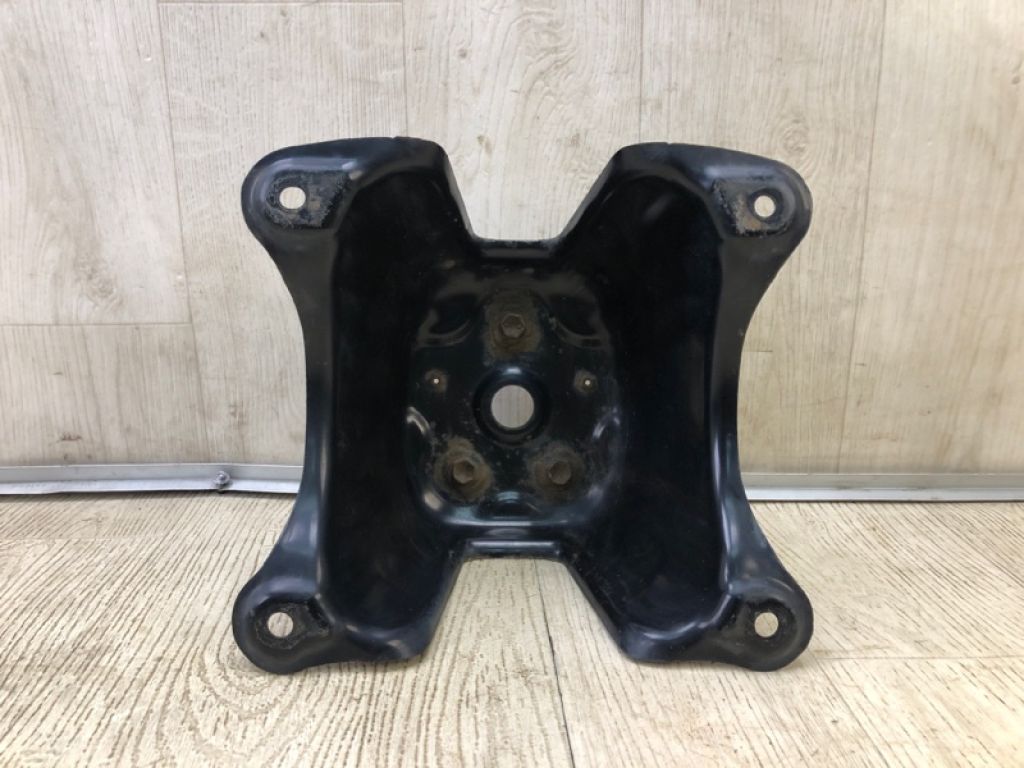 83961-65J00 | Кронштейн крепления запасного колеса SUZUKI GRAND VITARA 05-15