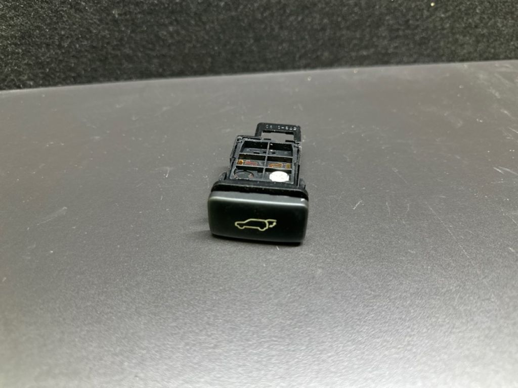 84930-58010 | Кнопка закрывания крышки багажника LEXUS RX350/450 09-15