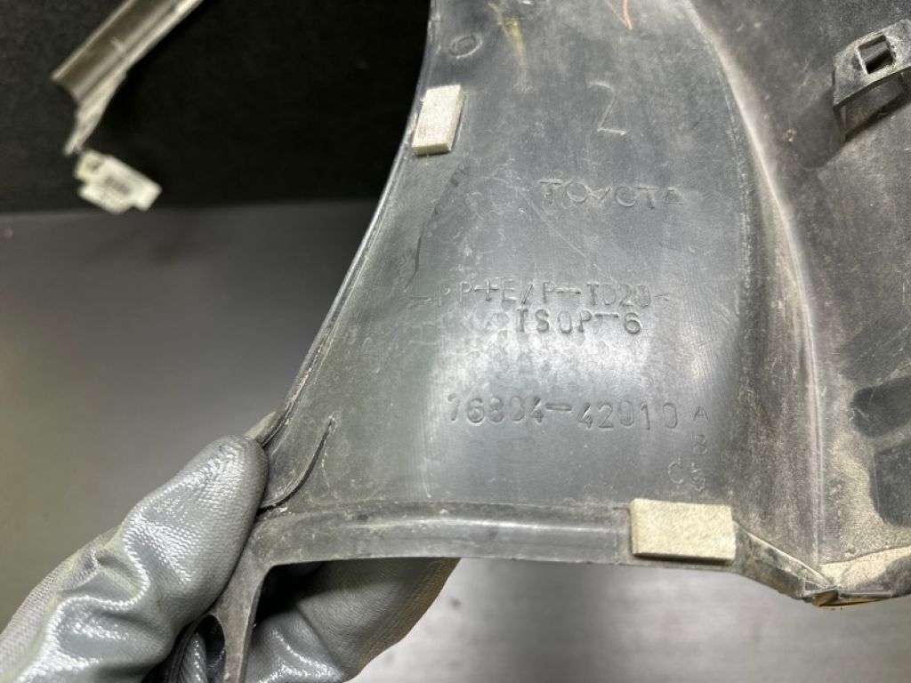 76804-42010-C0 | Накладка крышки багажника лев. TOYOTA RAV4 05-12 - Фото 7