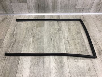 Ущільнювач скла дверей задн. лів. SUZUKI GRAND VITARA 05-15