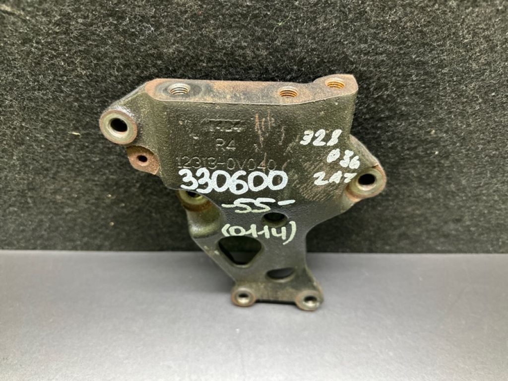 12313-0V040 | Кронштейн двигателя TOYOTA CAMRY 55 14-17 - Фото 2