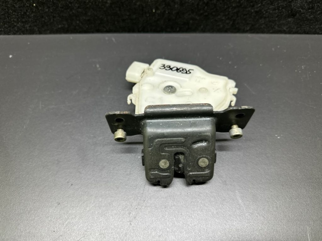 69350-0D131 | Замок кришки багажника TOYOTA YARIS 11-20