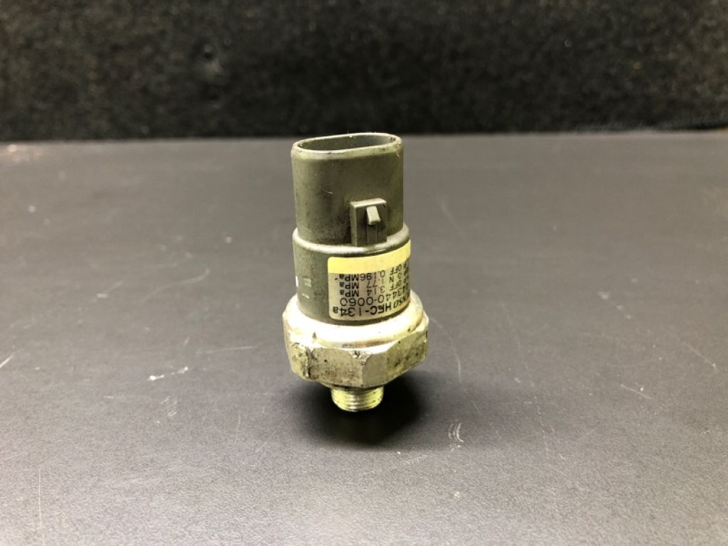 88645-48020 | Датчик тиску кондиціонера TOYOTA HIGHLANDER 01-07