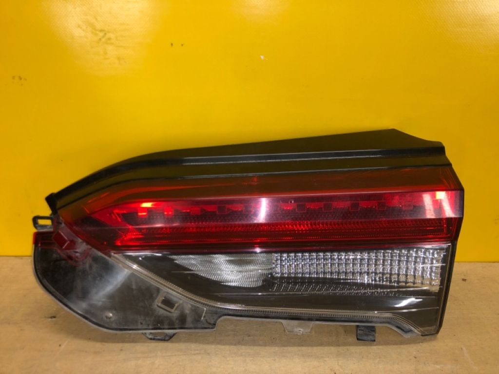 81581-42151 | Ліхтар внутрішній прав. TOYOTA RAV4 18-