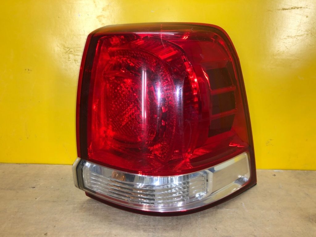 81551-60820 | Ліхтар зовнішній прав. TOYOTA LAND CRUISER 200 08-21