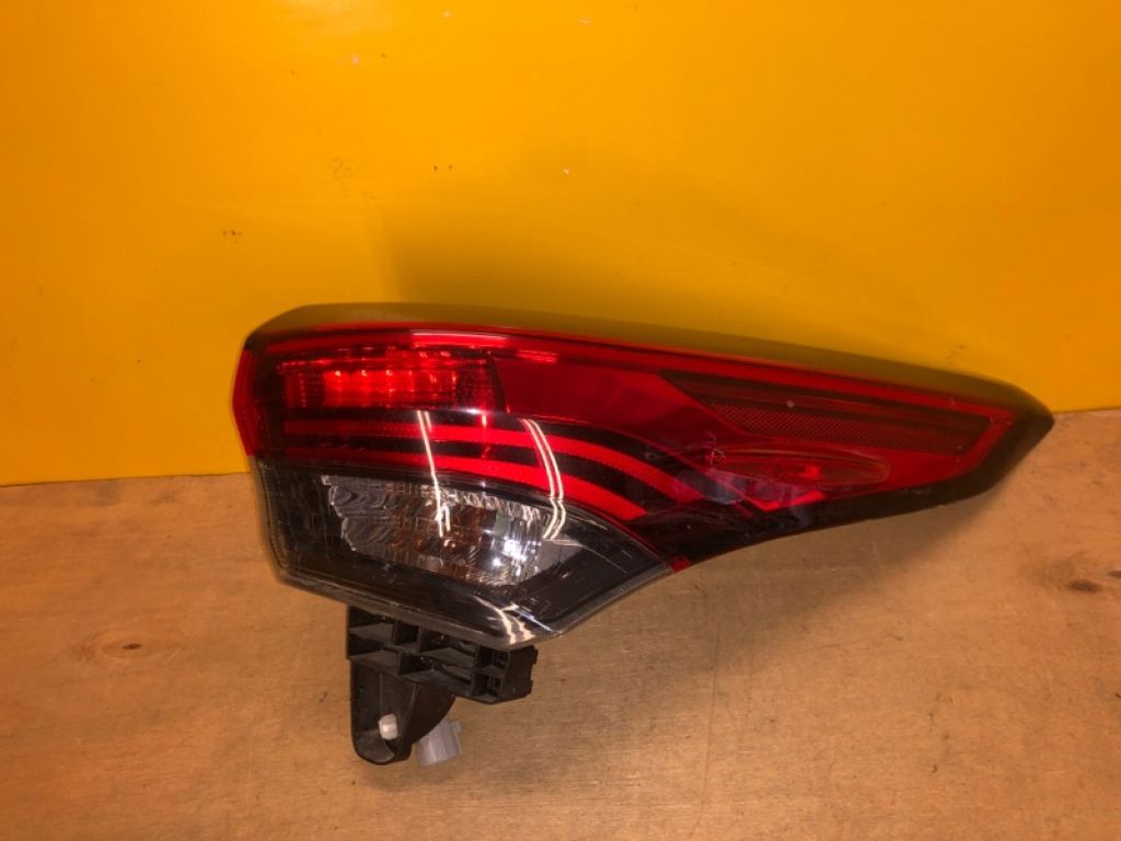 81550-0E230 | Ліхтар зовнішній прав. TOYOTA HIGHLANDER 2020-