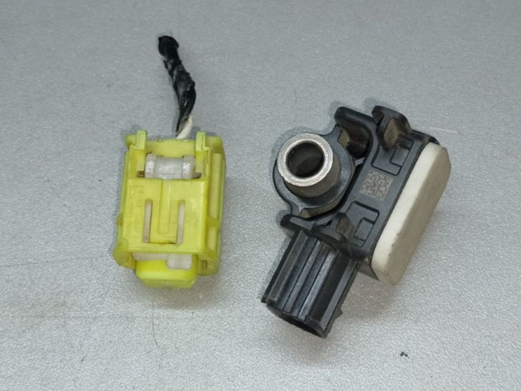 K8581-1LA0A | Датчик удара передн. NISSAN LEAF 10-17