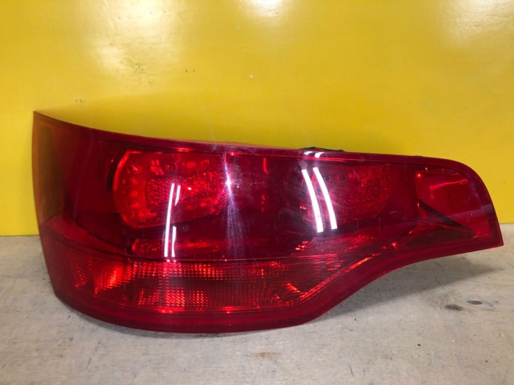 4L0945093A | Фонарь внутренний лев. AUDI Q7 05-15