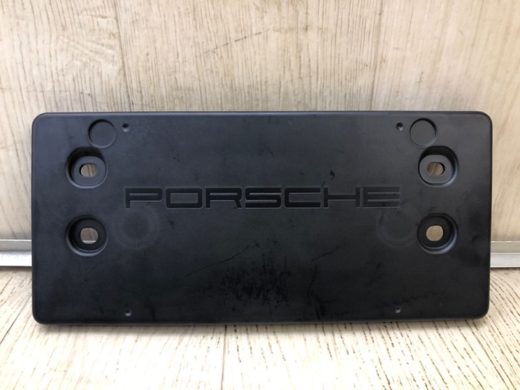 7P5807287A | Майданчик номерного знаку передн. PORSCHE CAYENNE 10-18