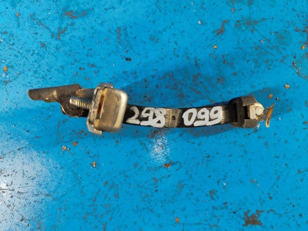 68610-06040 | Ограничитель двери передн. прав. TOYOTA CAMRY 40 06-11