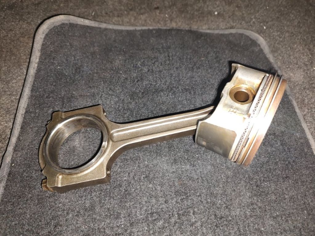 L3YH-11-010 | Поршень MAZDA 6 GG 02-07