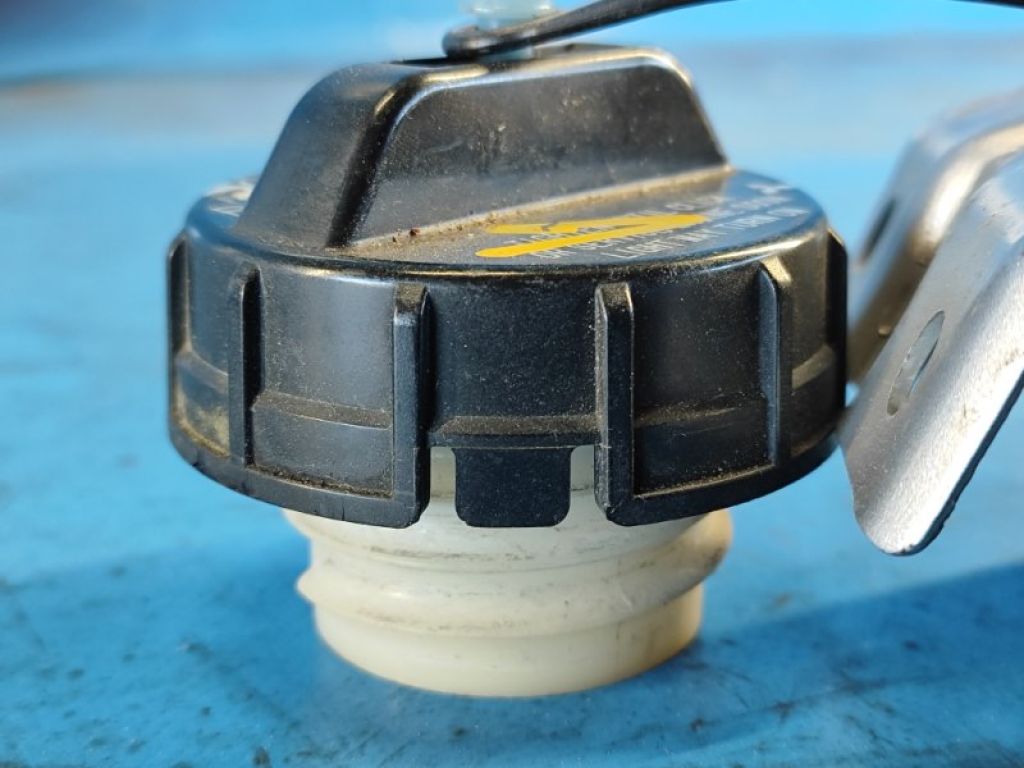 1711A015 | Крышка топливного бака MITSUBISHI OUTLANDER XL 05-13 - Фото 2