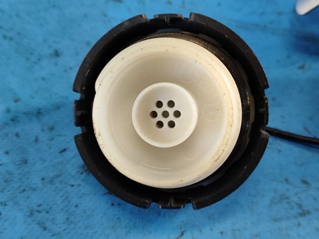 1711A015 | Крышка топливного бака MITSUBISHI OUTLANDER XL 05-13 - Фото 3