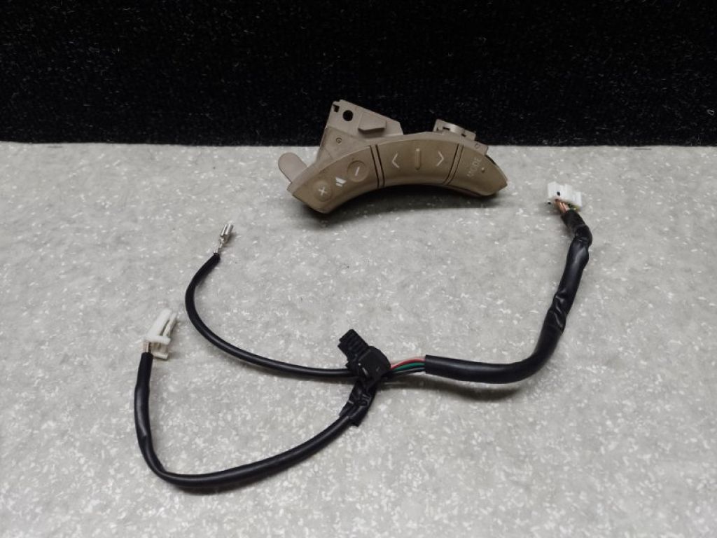 84247-08030-E0 | Кнопка управления магнитолой на руль TOYOTA SIENNA 03-10
