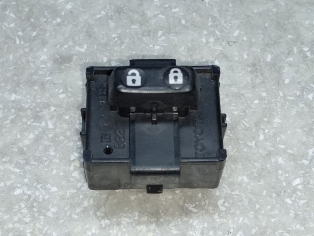84930-33110 | Кнопка центрального замка передн. прав. LEXUS ES350 06-12