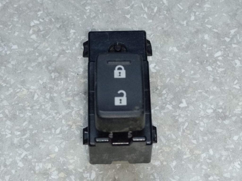 DB4G-66-660 | Кнопка центрального замка передн. прав. MAZDA CX-3 14-18