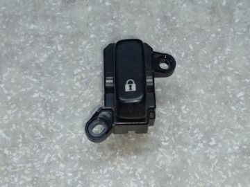 Кнопка центрального замка передн. лев. MAZDA CX-7 06-12