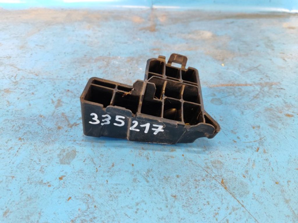 52136-47030 | Кронштейн переднього бампера прав. TOYOTA PRIUS 16-