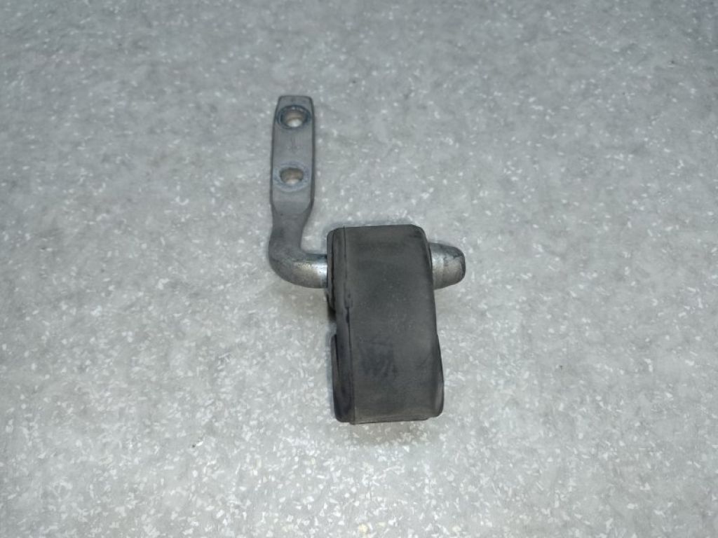 17565-0P040 | Крепление глушителя TOYOTA CAMRY 40 06-11