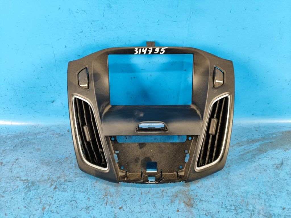 F1EZ-18842-DB | Накладка торпедо під магнітолу FORD FOCUS 10-18