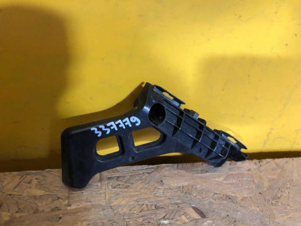 52116-76010 | Кронштейн переднього бампера лів. LEXUS CT200 17-