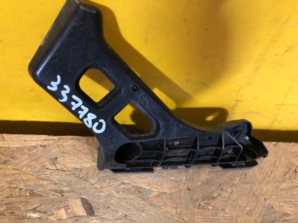 52115-76010 | Кронштейн переднього бампера прав. LEXUS CT200 17-