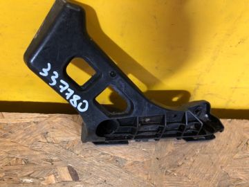 Кронштейн переднього бампера прав. LEXUS CT200 17-