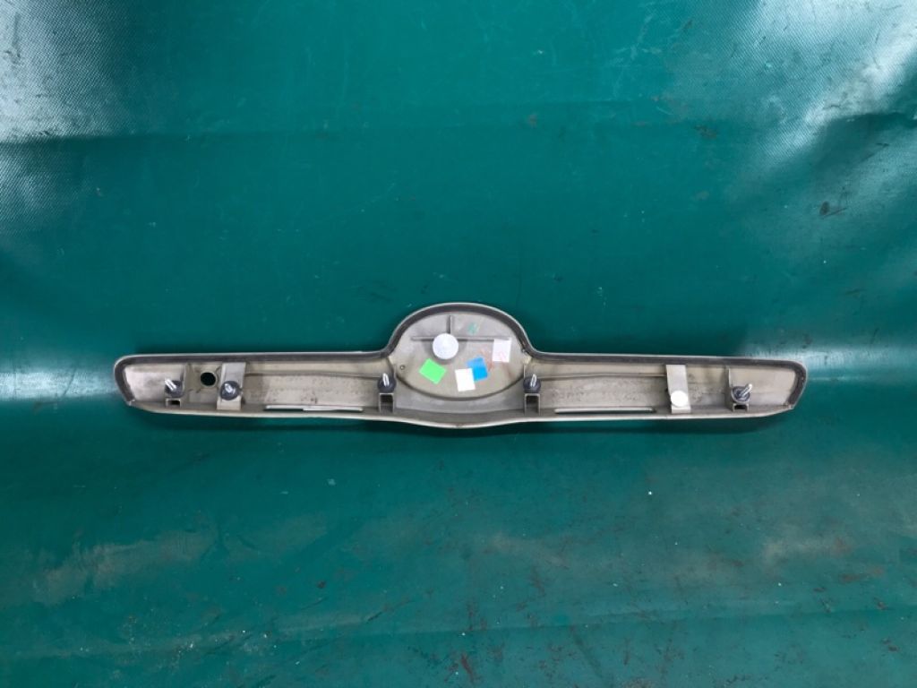 76811-06130-E0 | Накладка крышки багажника TOYOTA CAMRY 40 06-11 - Фото 2