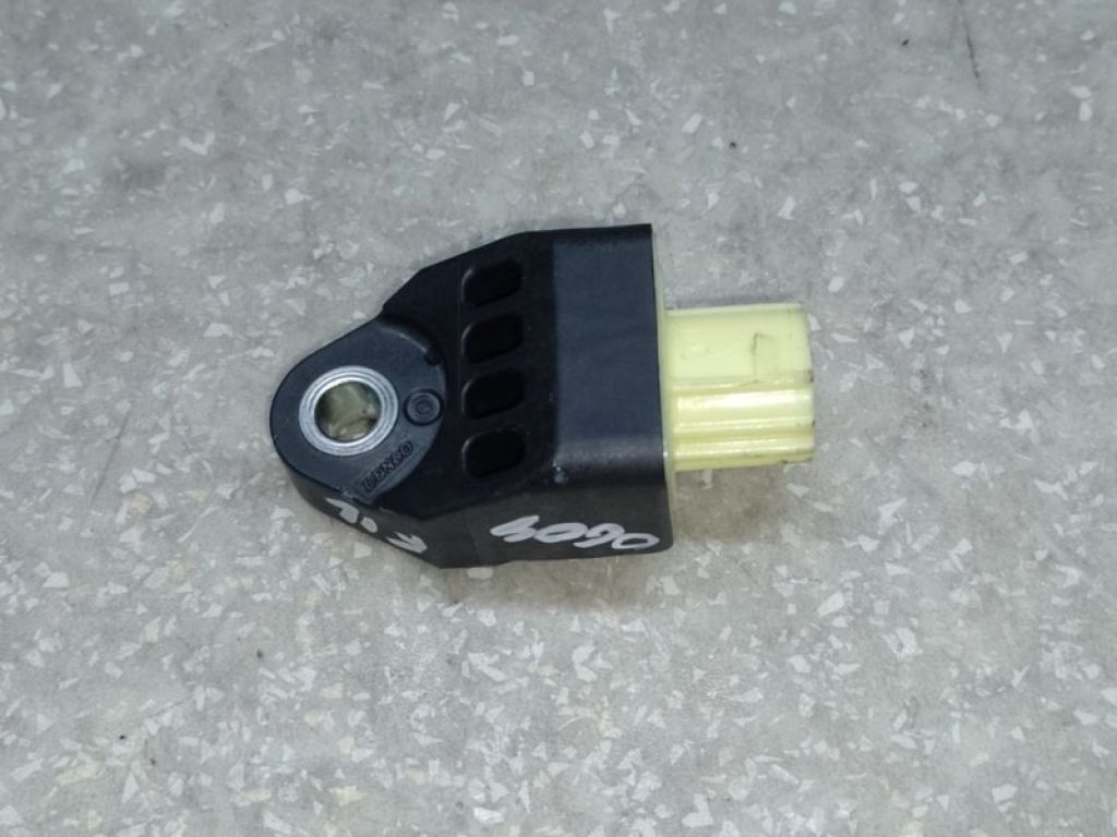 89831-06070 | Датчик удара передн. лев. TOYOTA CAMRY 55 14-17