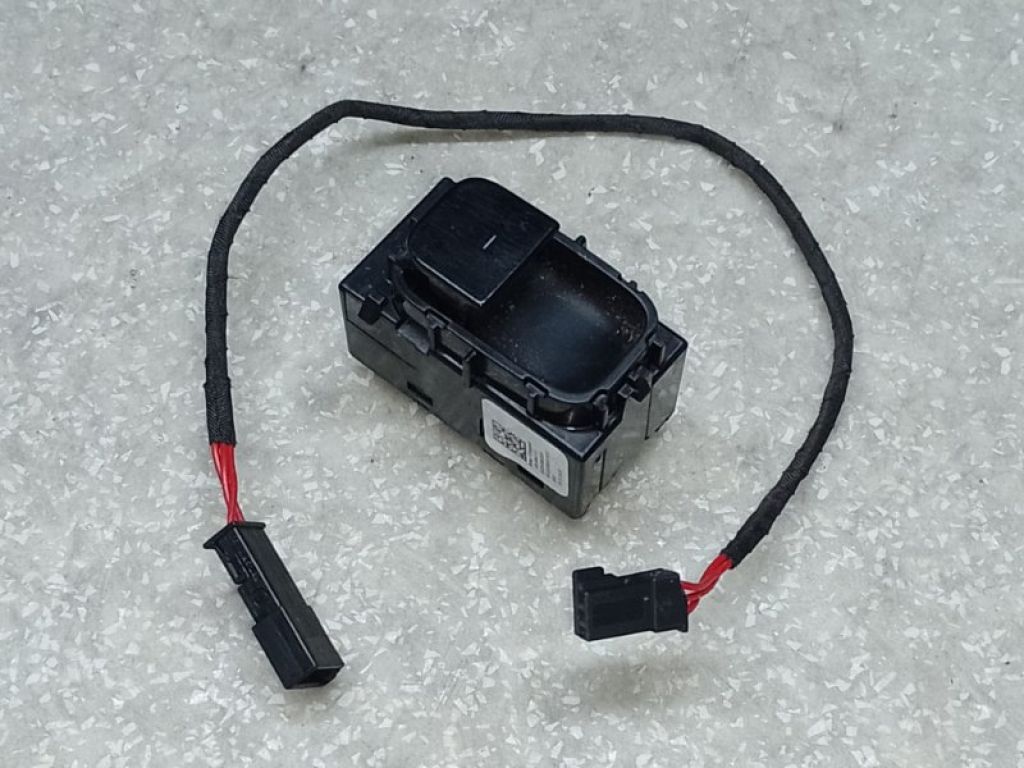 1081038-01-E | Кнопка стеклоподъемника задн. TESLA MODEL Y 19-