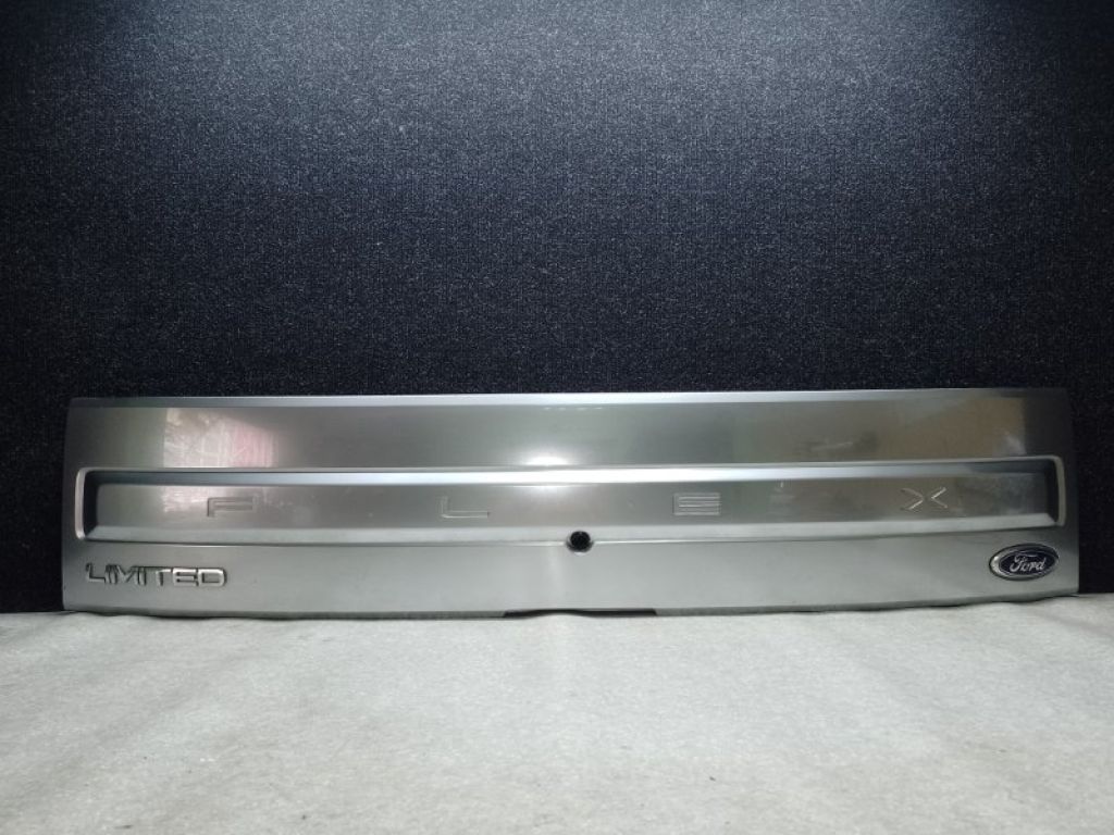 DA8Z-74425A34-DA | Накладка крышки багажника FORD FLEX 08-19