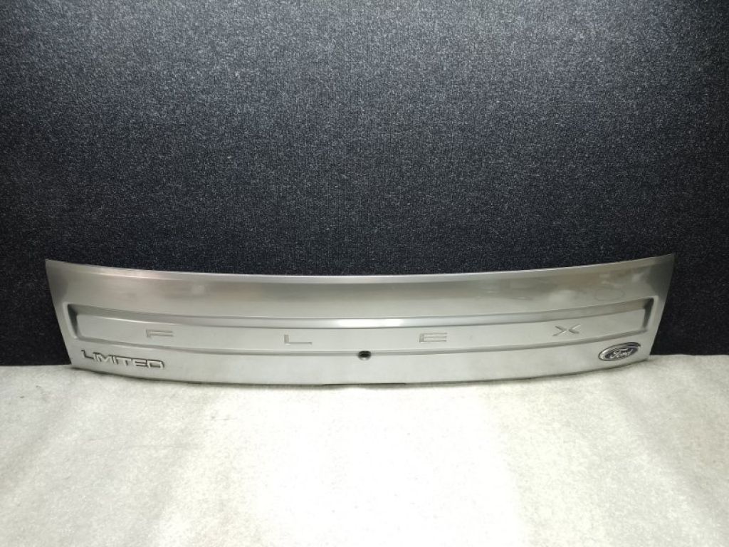 DA8Z-74425A34-DA | Накладка крышки багажника FORD FLEX 08-19 - Фото 2