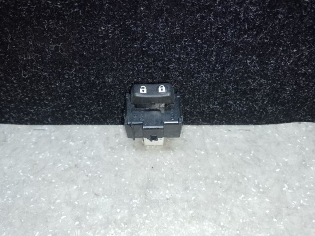 84930-0C010 | Кнопка центрального замку передн. прав. TOYOTA CAMRY 40 06-11