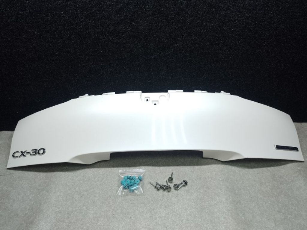 DGJ1-50-85064 | Накладка крышки багажника MAZDA CX-30 19-