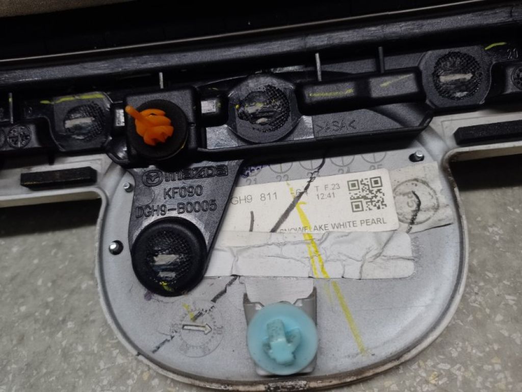 DGH9-50-810A64 | Накладка крышки багажника MAZDA CX-30 19- - Фото 3