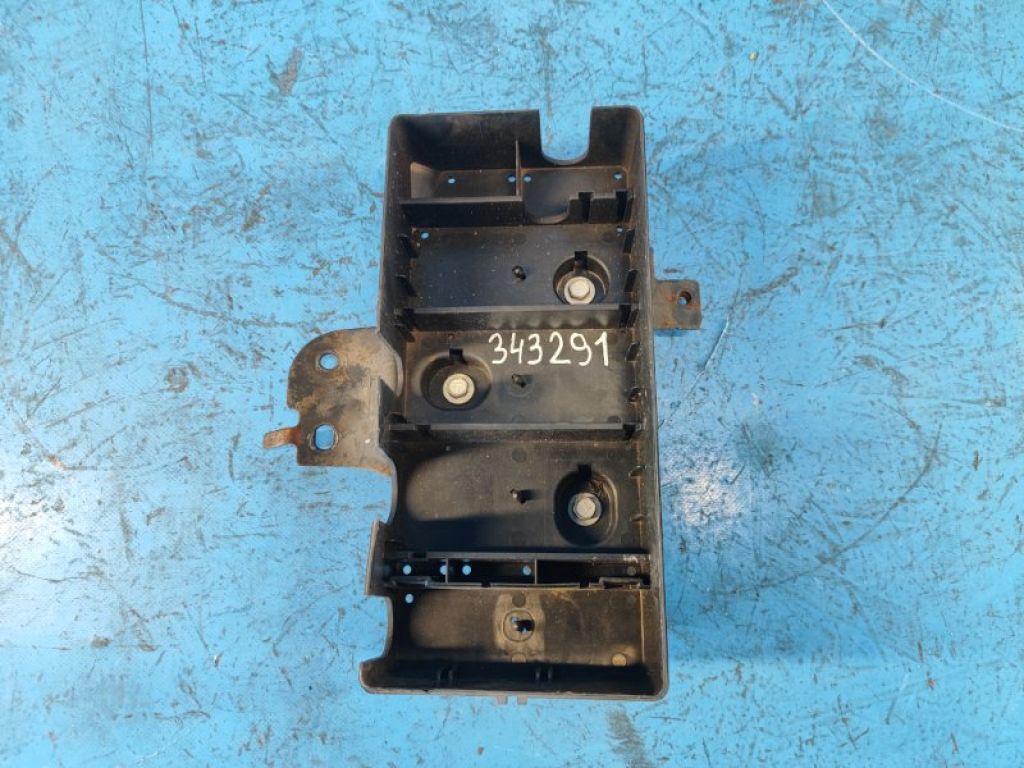 4R3T-14536-AD | Кронштейн блока предохранителей FORD MUSTANG 15-