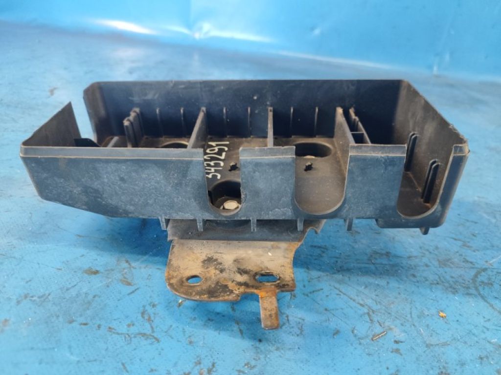 4R3T-14536-AD | Кронштейн блока предохранителей FORD MUSTANG 15- - Фото 2