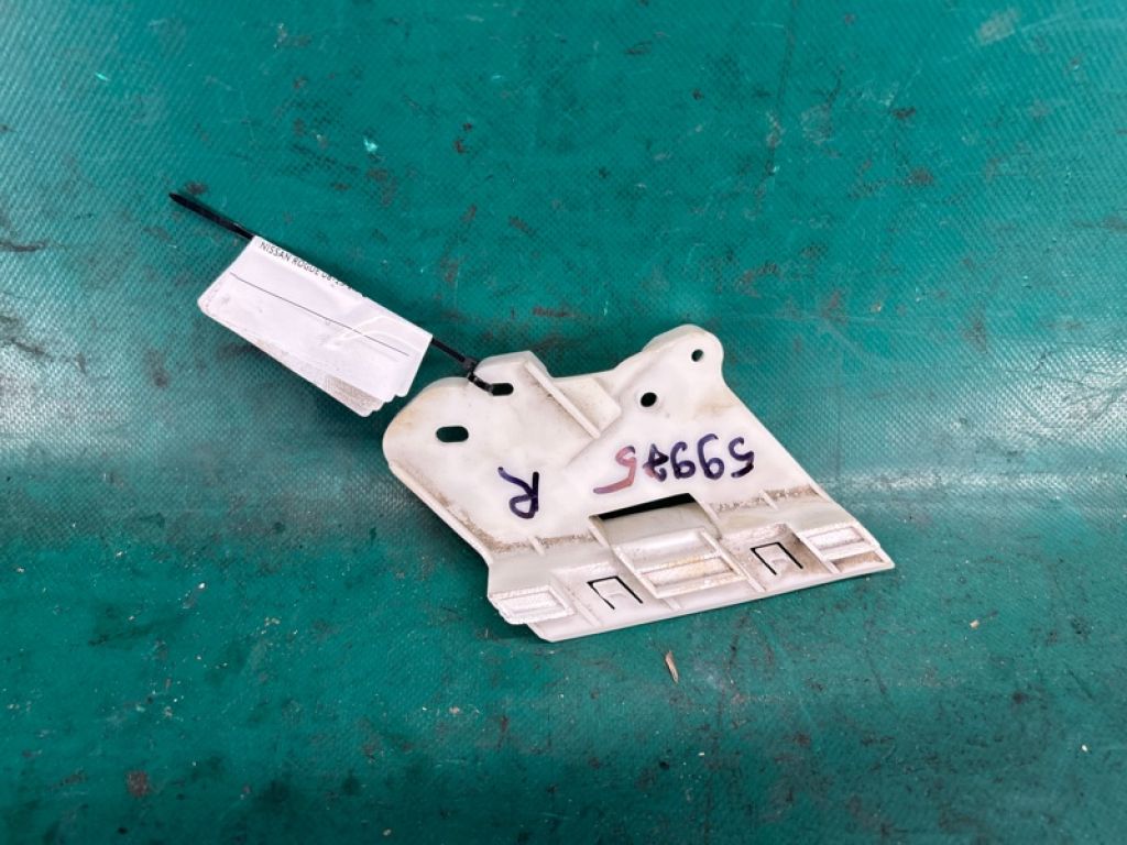 62245-JM00A | Кронштейн крепления фары лев. NISSAN ROGUE 08-15