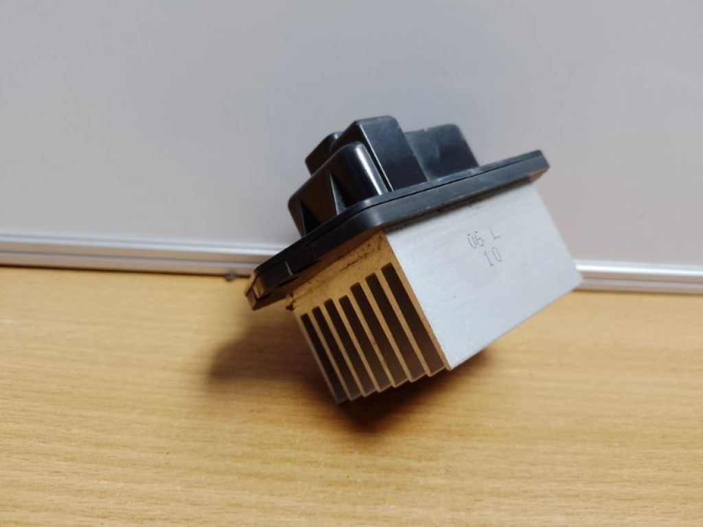 L206-61-P21 | Резистор печки задн. MAZDA CX-9 06-16