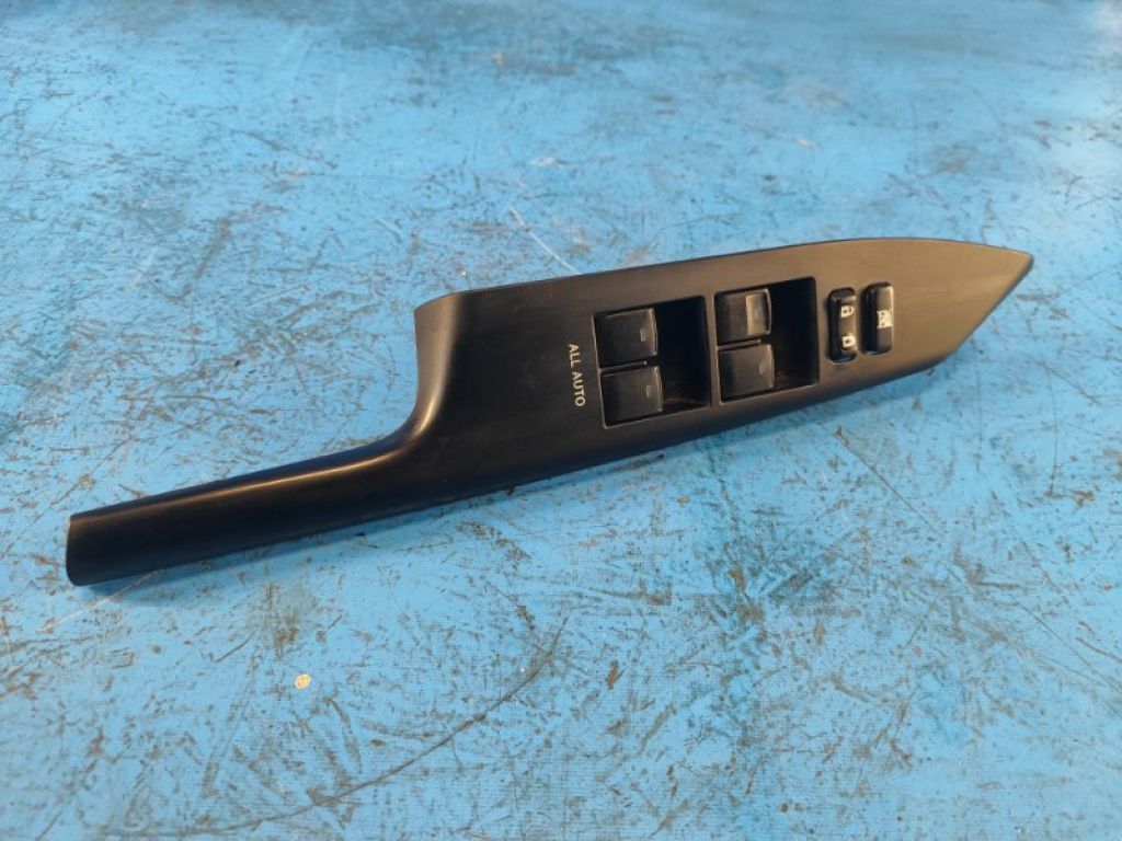 8404033100 | Блок управления стеклоподъемниками LEXUS CT200 11-17