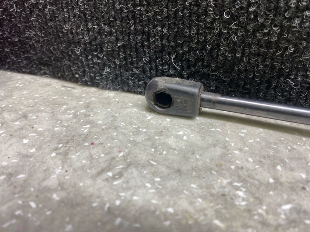 81161-4Z000 | Амортизатор капоту HYUNDAI SANTA FE (DM) 12-18 - Фото 3