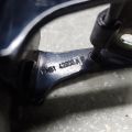 CP9Z-5842900-A | Петля кришки багажника прав. FORD FOCUS 10-18 - Прев'ю 4