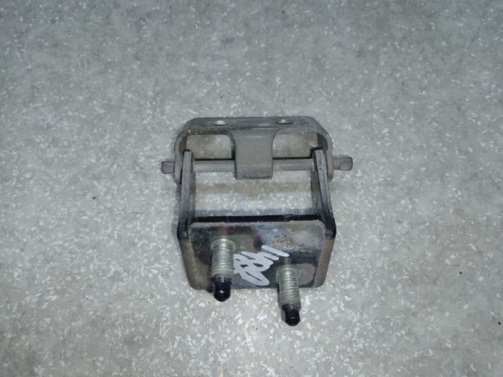 CP9Z-5842901-A | Петля кришки багажника лів. FORD FOCUS 10-18