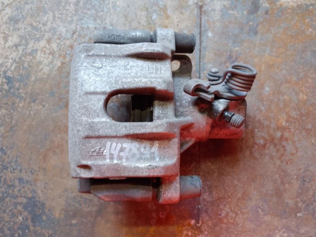 BPYK-26-71XC | Суппорт тормозной задн. лев. MAZDA 3 BL 09-13