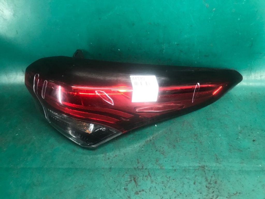 81550-0E230 | Фонарь наружный прав. TOYOTA HIGHLANDER 2020-