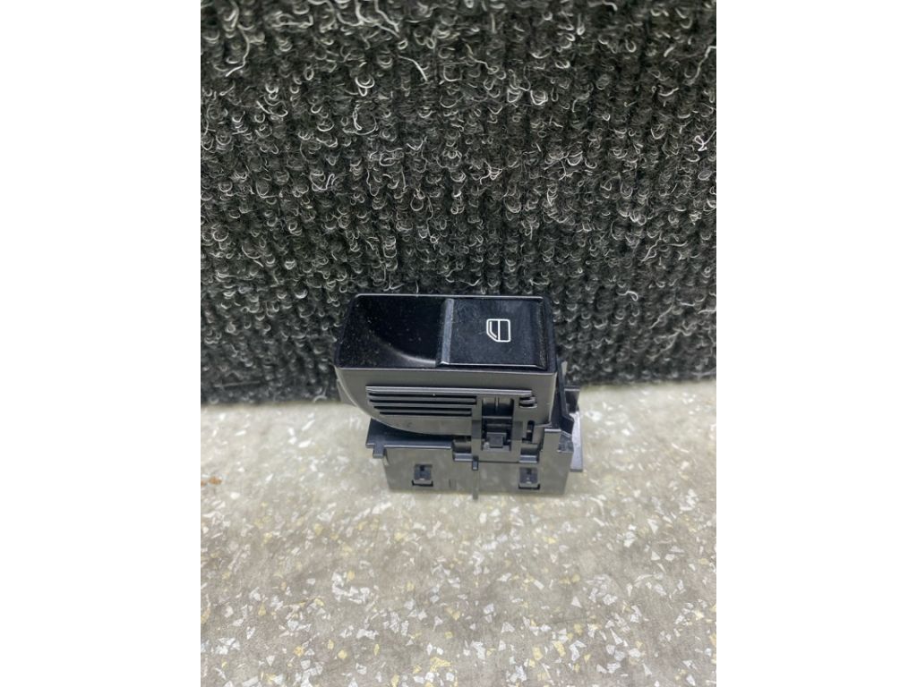 BDGF-66-370 | Кнопка склопідіймача задн. MAZDA CX-30 19-